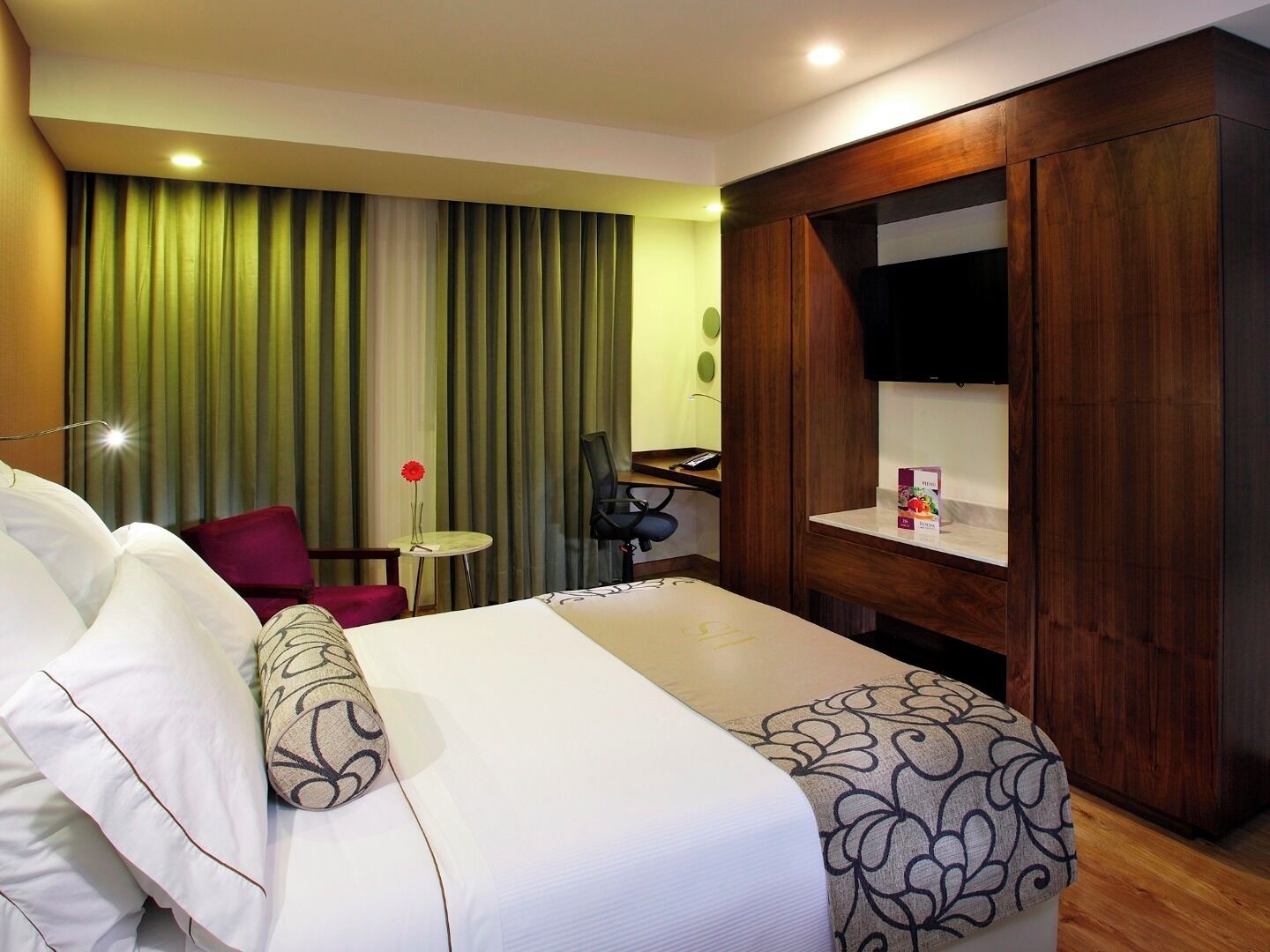 Deluxe Room, 1 Queen Bed | Premium bedding, in-room safe, desk, soundproofing