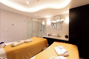 雙人療程室、浴缸、美體��療程、臉部療程、美甲與護足、按摩服務