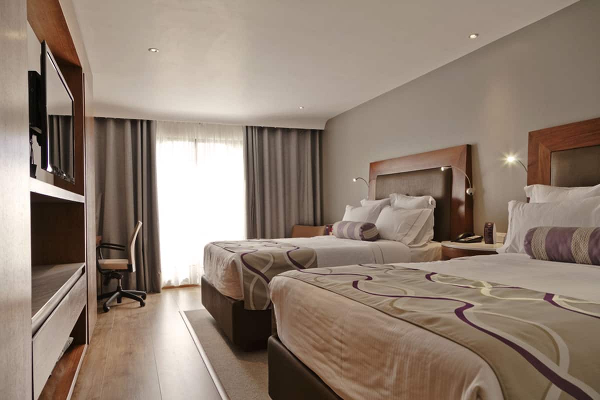 Kamar Double Deluks, 2 Tempat Tidur Queen | Seprai premium, brankas, meja kerja, dan ruang kerja ramah laptop
