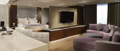 Executive Loft, 1 King Bed (Deluxe Junior) | Premium bedding, in-room safe, desk, laptop workspace