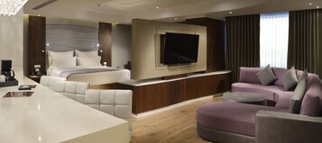 Executive Loft, 1 King Bed (Deluxe Junior) | Premium bedding, in-room safe, desk, soundproofing