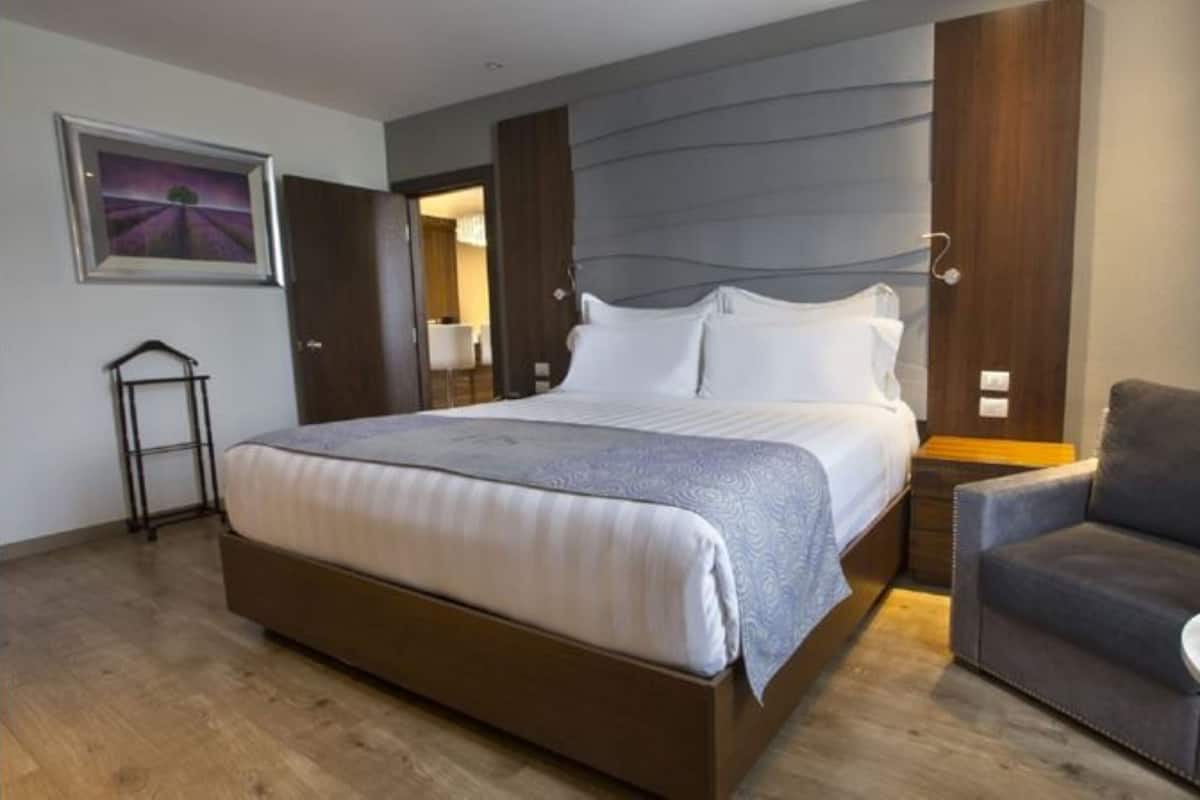 Suite Junior, 1 Tempat Tidur King, microwave, menara (Deluxe Junior) | Seprai premium, brankas, meja kerja, dan ruang kerja ramah laptop