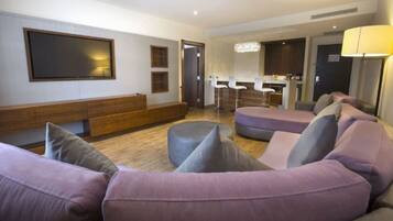 Junior-Suite, 1 King-Bett, Mikrowelle, Turm (Deluxe Junior) | Wohnbereich