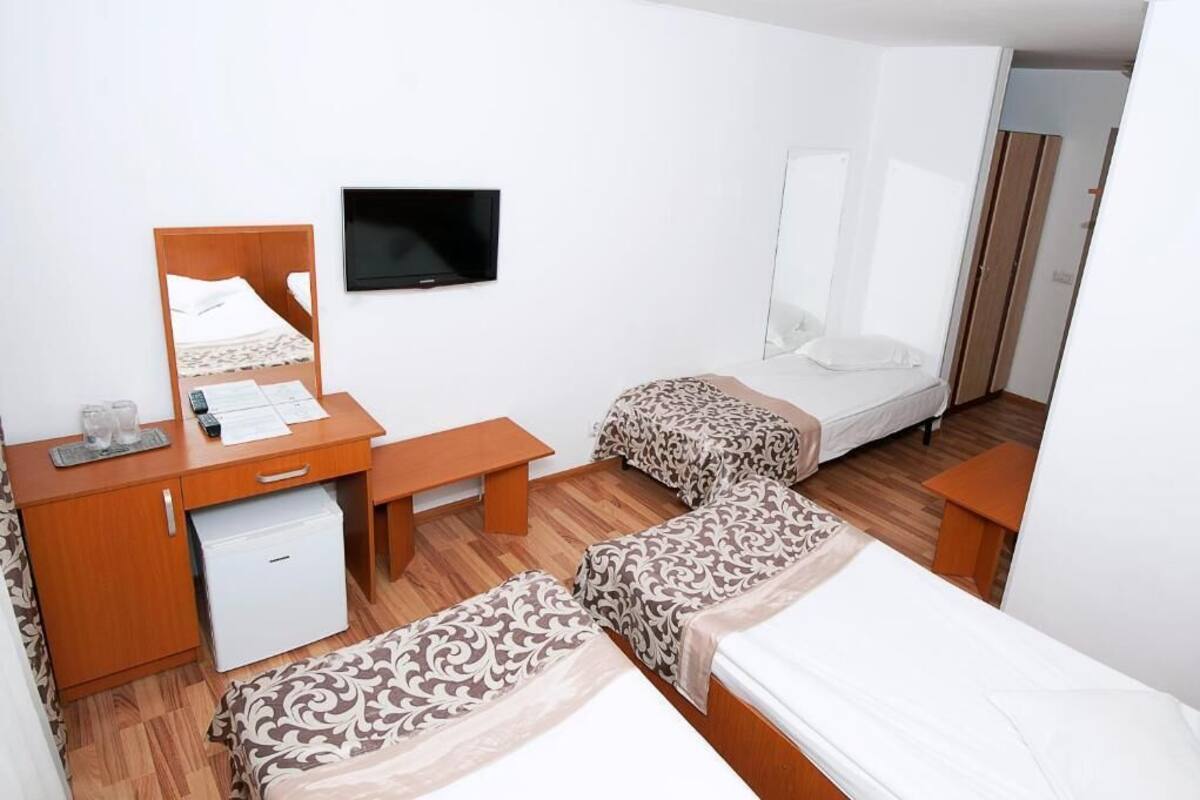 Triple Room | Bar mini, peti besi dalam bilik, meja, katil lipat simpan/tambahan
