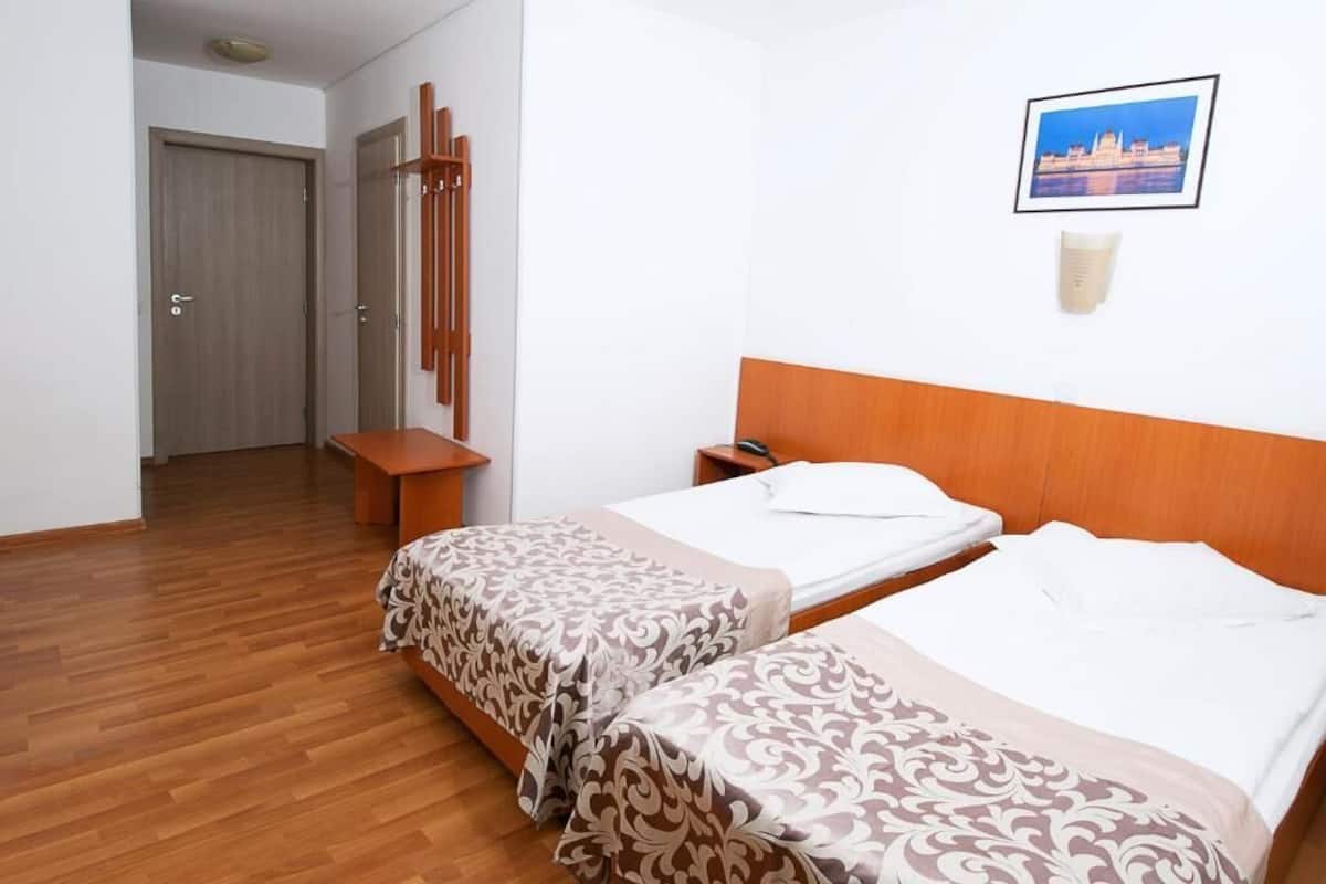 Double Room Single Use | Bar mini, peti besi dalam bilik, meja, katil lipat simpan/tambahan