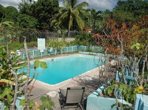 Una piscina al aire libre