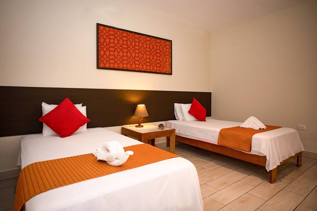 Espacio para trabajar con laptop y ropa de cama 
