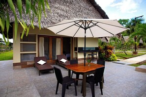 Laptop workspace, bed sheets - Irapay Amazon Lodge - Asociado Casa Andina (Punchana)