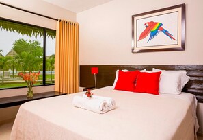 Habitación tradicional doble, terraza | Espacio para trabajar con un portátil y ropa de cama