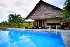 Suite familiar, alberca privada | Espacio para trabajar con laptop y ropa de cama 