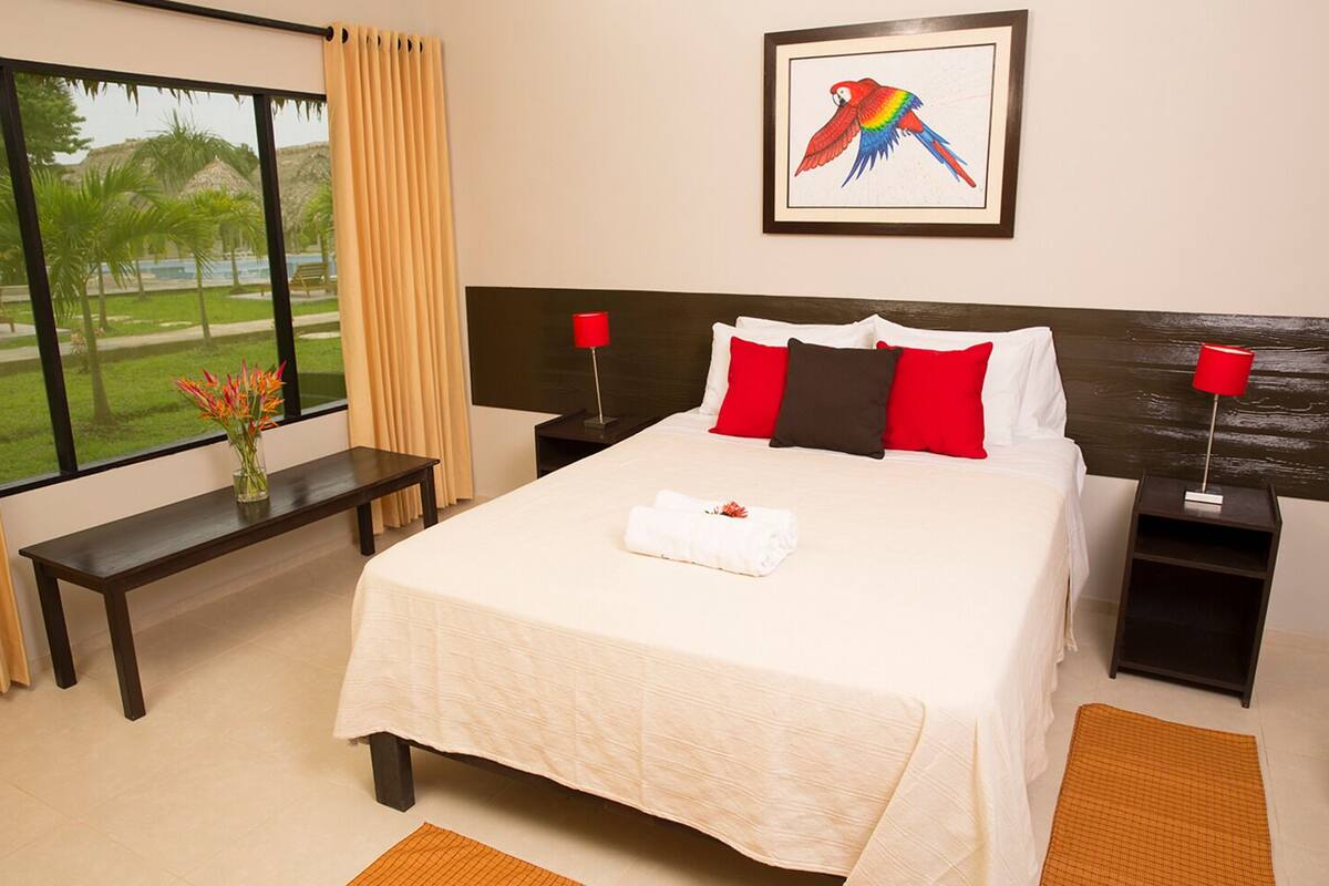 Espacio para trabajar con laptop y ropa de cama 
