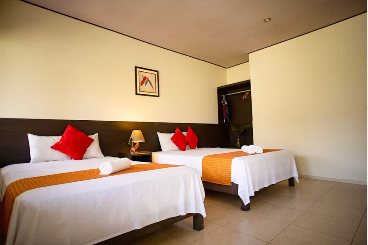 Espacio para trabajar con laptop y ropa de cama 