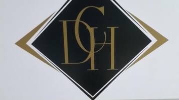 Un logotipo con las letras 'LGH' dentro de un rombo negro sobre fondo blanco.