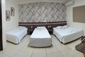 Minibar, escritorio, tabla de planchar con plancha y wifi gratis 