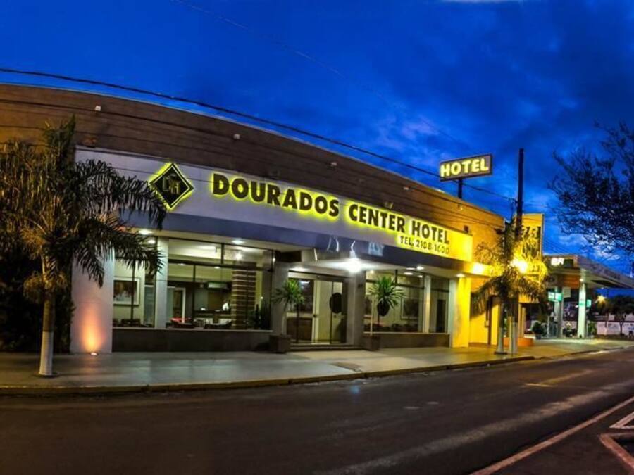 Fachada de la propiedad por la tarde o noche