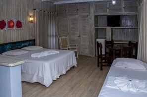 Firemannsrom | Minibar, safe på rommet, blendingsgardiner og strykejern/-brett