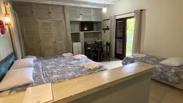 Quarto quádruplo | Frigobar, cofres nos quartos, cortinas blackout