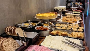 Café da manhã com buffet grátis todos os dias