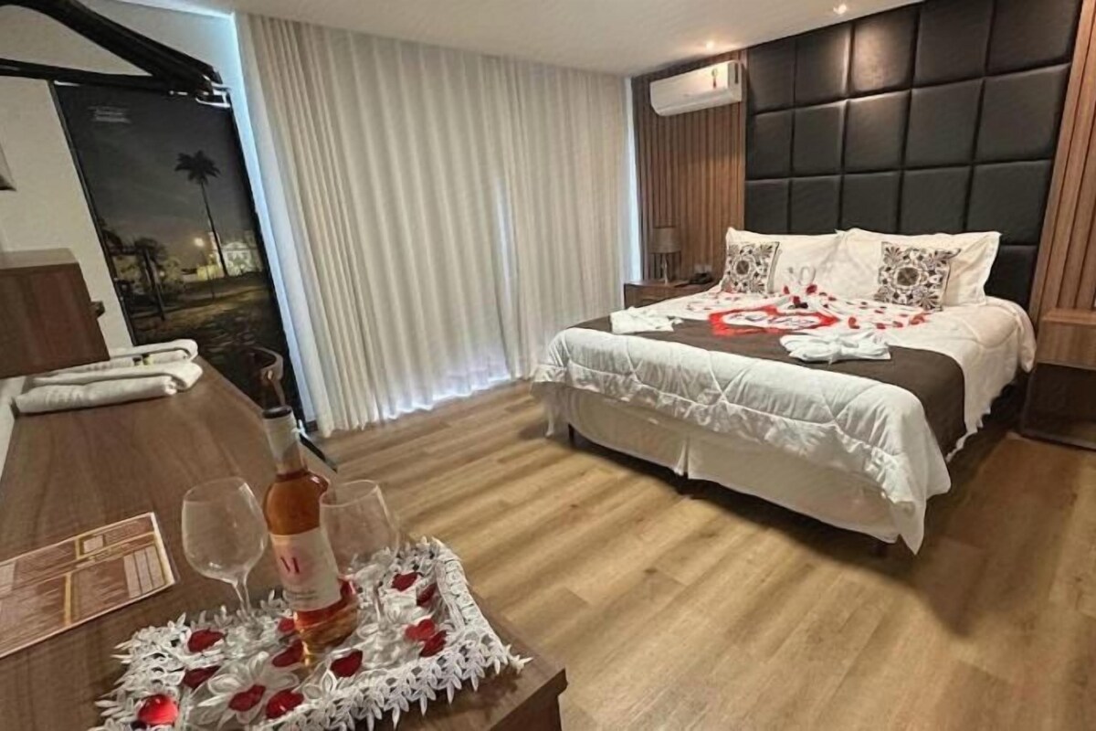 Minibar, cortinas opacas, tabla de planchar con plancha