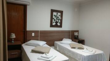 Quarto solteiro standard | 1 quarto, frigobar, cortinas blackout, ferros/tábuas de passar roupa