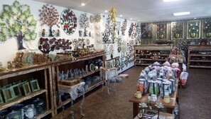 A craft store with shelves of pottery, ceramics, and decorative items. - Hotel Pousada Circuito dos Inconfidentes (Congonhas)