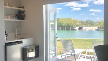 Modern Waterfront Studio | 水景