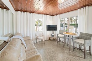 One Bedroom Bayview | 起居區 | 平面電視
