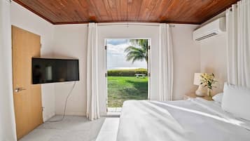 Suite – superior, 2 soverom, strandutsikt | Sengetøy av topp kvalitet, individuelt innredet og strykejern/-brett