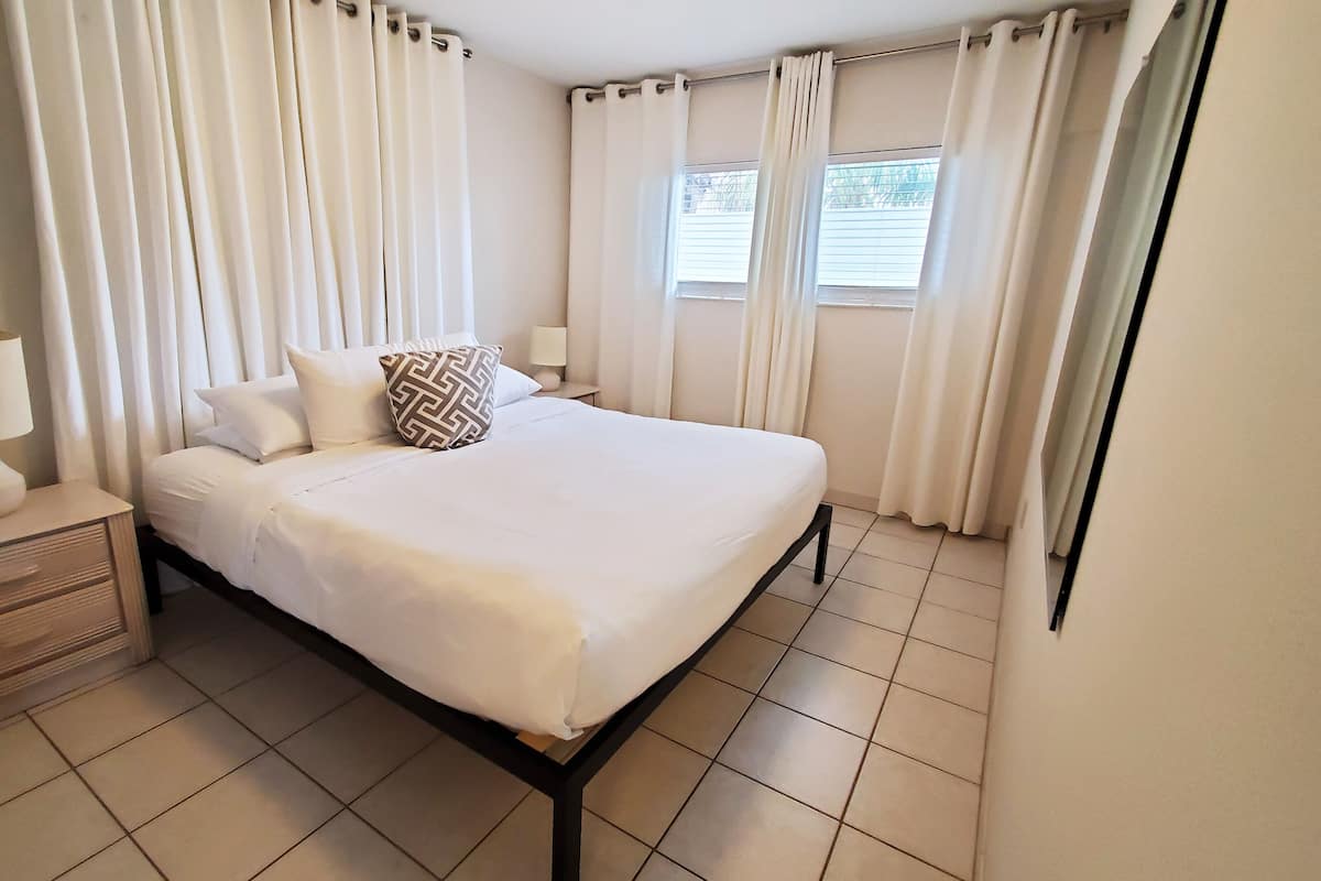 Beachside One Bedroom | 고급 침구, 다리미/다리미판, 무료 WiFi, 각각 다르게 가구 비치