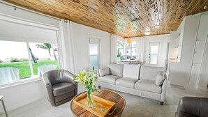 Suite – superior, 2 soverom, strandutsikt | Oppholdsområde | Flatskjerm-TV