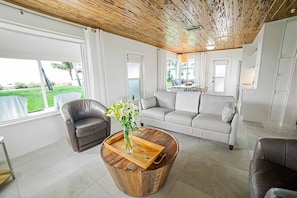 Superior-sviitti, 2 makuuhuonetta, rantanäköala | Oleskelualue | Taulutelevisio