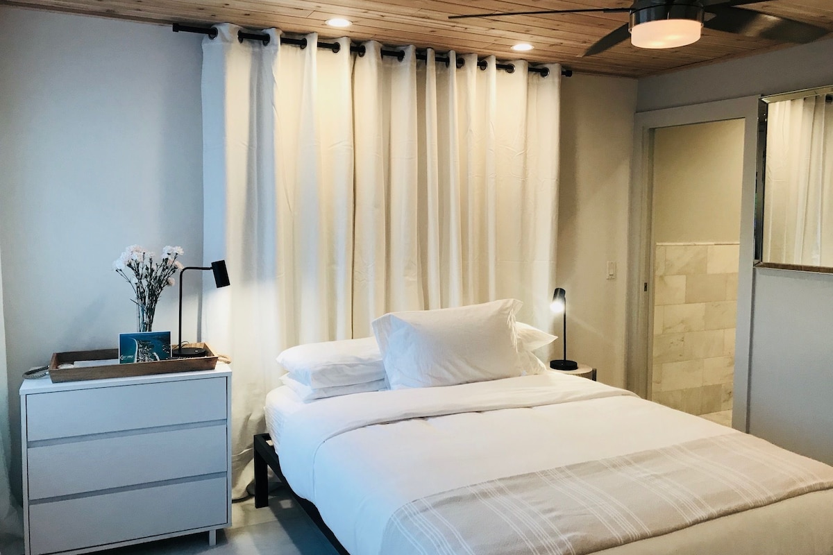 Modern Bayside Studio | Sengetøy av topp kvalitet, strykejern/-brett og wi-fi (inkludert)