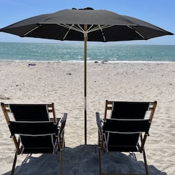 Am Strand, Liegestühle, Sonnenschirme, Angeln