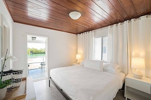 One Bedroom Bayview | 1 chambre, literie de qualité supérieure, ameublement personnalisé