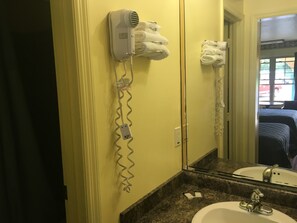 Combined shower/bathtub, free toiletries, towels