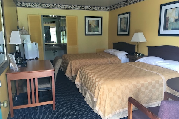 Room, 2 Double Beds | Room amenity