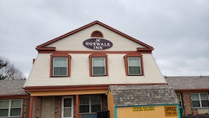 The Norwalk Inn with a sign indicating an office and clean rooms available 24 hours. - Norwalk Inn (Norwalk)