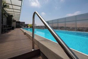 室外游泳池，提供日光浴躺椅