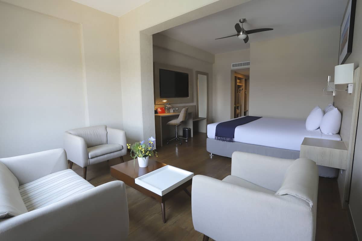 junior suite, 1 king bed | 1 bedroom, minibar, in-room safe, desk