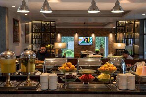 Petit déjeuner buffet (16 USD par personne)