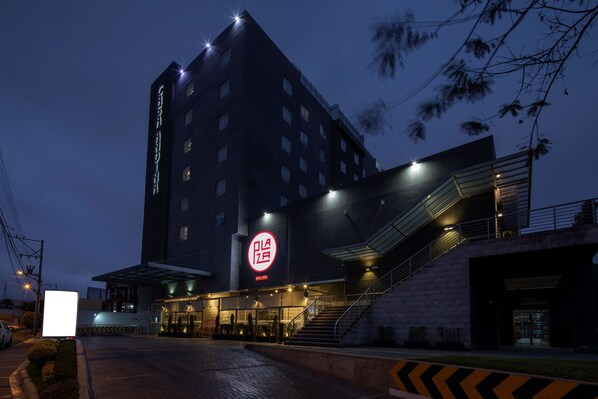 Façade de l’hébergement  – soirée/nuit