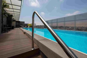 Piscine extérieure, chaises longues