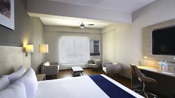 Junior Suite, 1 King Bed | Minibar, in-room safe, desk, soundproofing