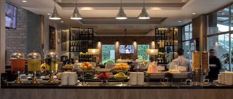 每日供應吃到飽早餐 (每人 USD16)