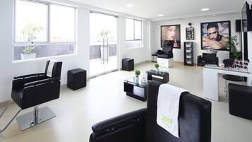 Kroppsbehandlinger, ansiktsbehandlinger og manikyr og pedikyr