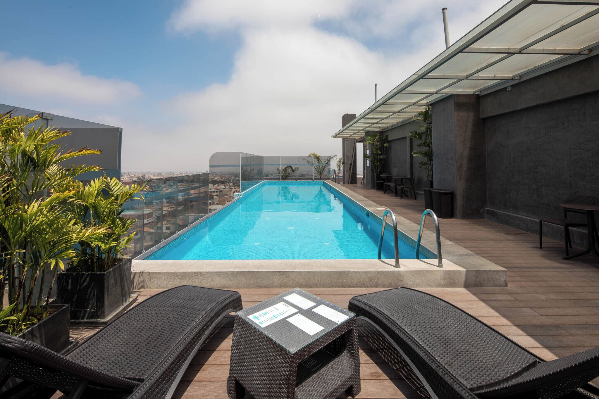 Piscina a l'aire lliure i gandules 
