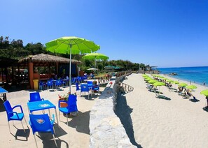 Private beach, white sand, sun-loungers, beach umbrellas - Villaggio Athragon (Ricadi)