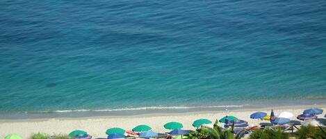 Privatstrand, weißer Sandstrand, Liegestühle, Sonnenschirme