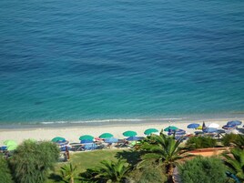 Plage privée, sable blanc, chaises longues, parasols