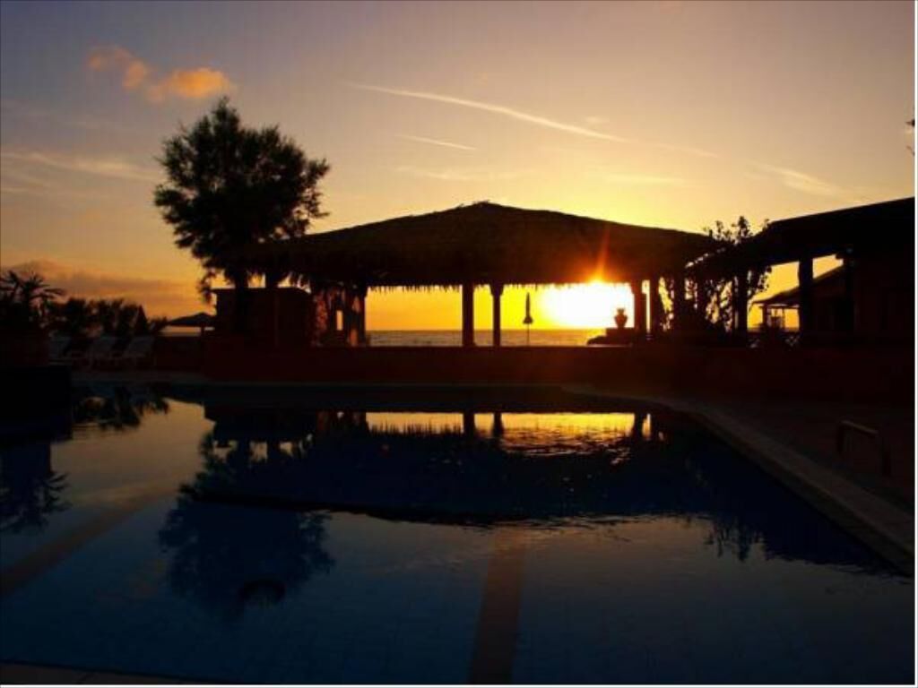 Sesongbasert utendørsbasseng og solsenger